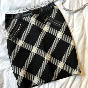 NWOT - WHBM Black Beige Woven Plaid Skirt 🥂